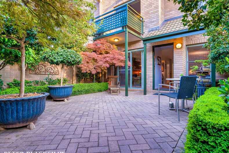 9/4 Hooker Street Yarralumla
