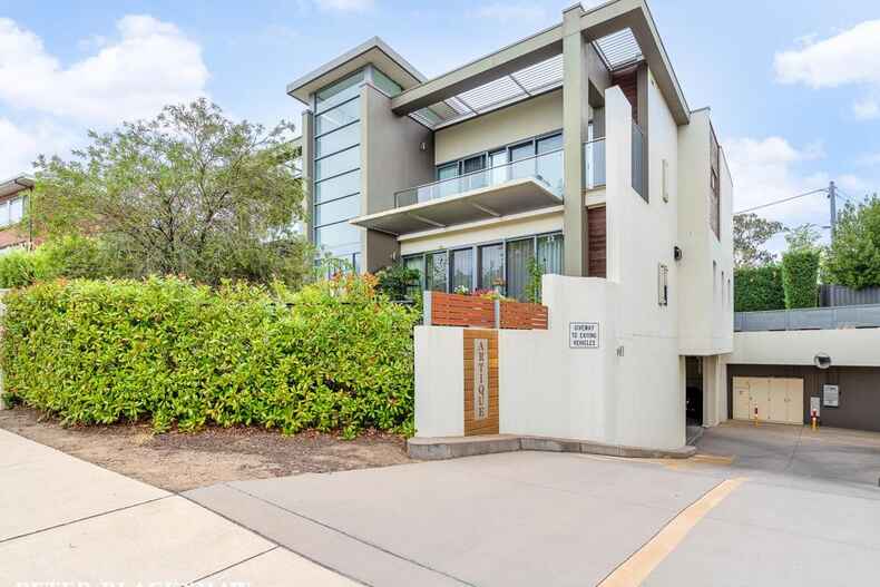 2/139-141 Blamey Crescent Campbell