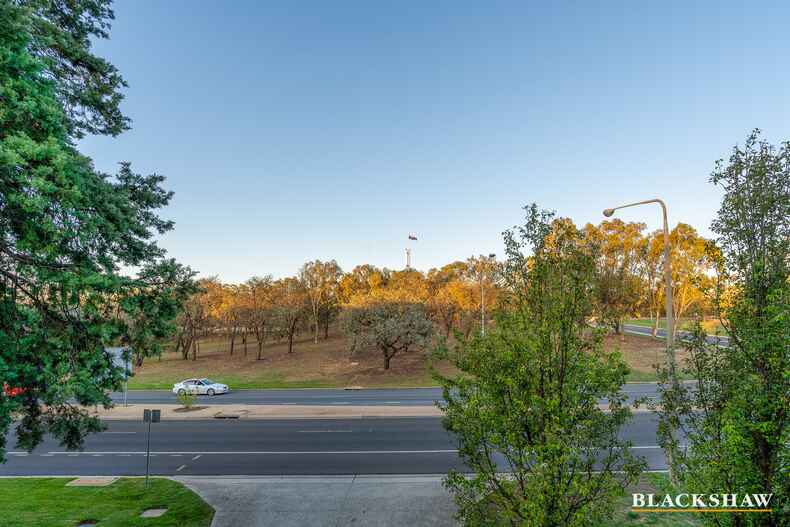 Level 1/3/27 State Circle Deakin