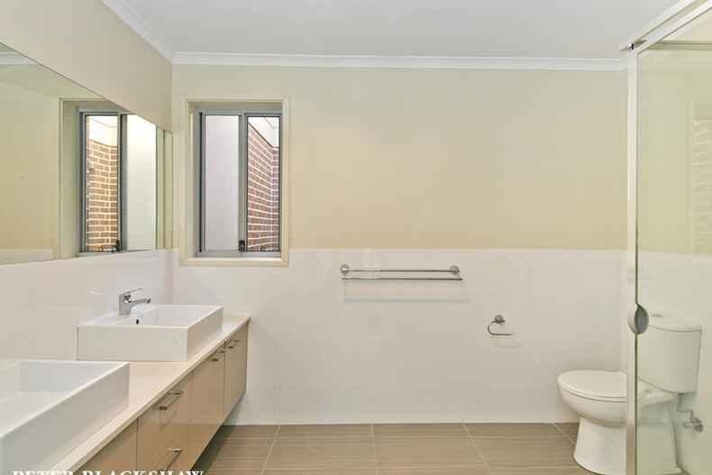 3/21 Gordon Withnall Crescent Dunlop