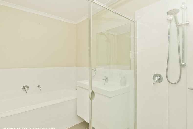 3/21 Gordon Withnall Crescent Dunlop