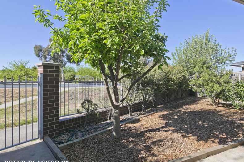 3/21 Gordon Withnall Crescent Dunlop