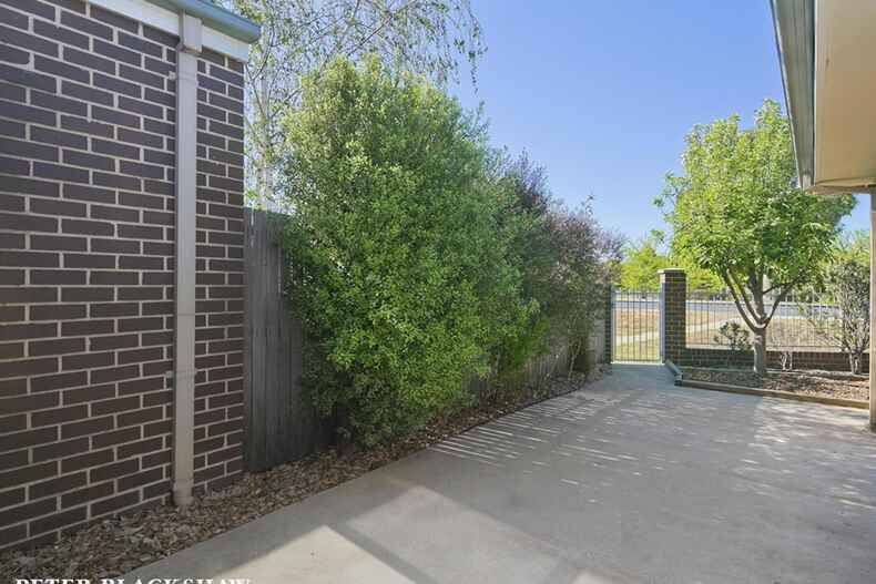 3/21 Gordon Withnall Crescent Dunlop